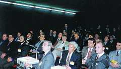 Una platea casi completa sigui atenta las disertaciones de los panelistas