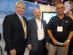 Mark Johnson (Bird Technologies Group) Nicolas Bloise (Mach Electronics) y Augusto Fantinato Filho (Bird Technologies Group)